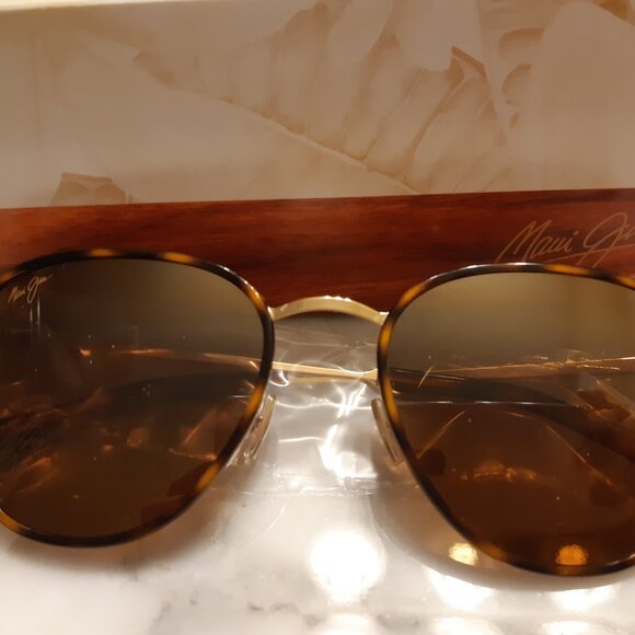 Maui Jim "Noni" Tortoise with Gold Polarized Sunglasses - Picture 2 of 4